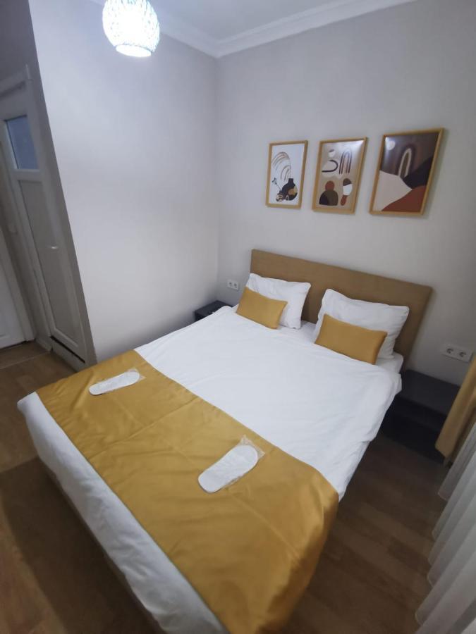 Konut Wooden House Hotell Istanbul Exteriör bild