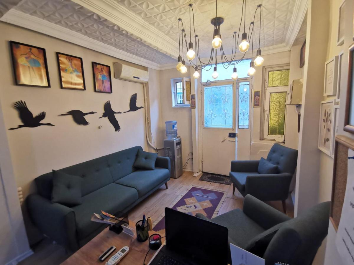 Konut Wooden House Hotell Istanbul Exteriör bild